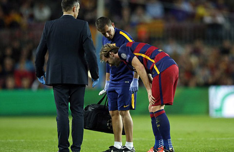 Chiến thắng của Barca bị trả giá đắt bởi chấn thương của Ivan Rakitic