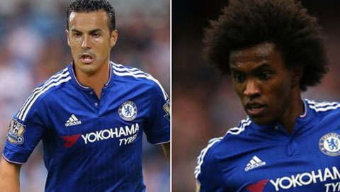 Pedro (trái) từng được cho là sẽ thay thế vị trí của Willian