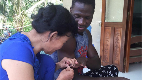 Chàng rể châu Phi được mẹ vợ cắt móng tay tình cảm