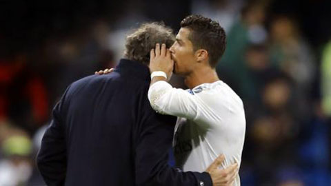 Hé lộ điều Ronaldo đã nói nhỏ với HLV Blanc ngay trên sân