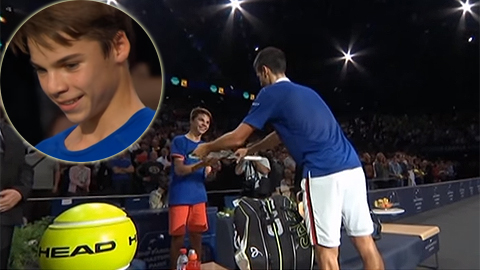 Djokovic tặng vợt, che ô cho cậu bé nhặt bóng ở Paris
