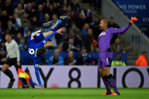 Jamie Vardy (trái) có pha ăn mừng ngộ nghĩnh. Đây là trận đấu thứ 9 liên tiếp chân sút người Anh ghi bàn. Leicester tiếp tục giữ vững vị trí thứ 3