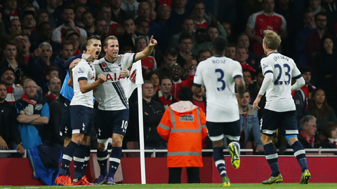 Các cầu thủ Tottenham ăn mừng bàn thắng với Kane
