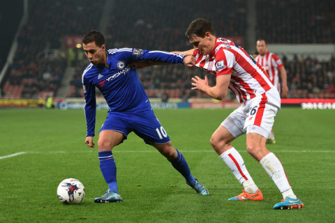 Những tin đồn liên quan tới mâu thuẫn với Mourinho khiến Hazard (áo xanh) không giữ được sự tập trung