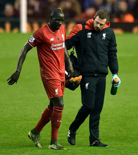 CĐV Liverpool hồi hộp chờ kết quả chấn thương của Sakho