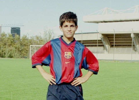 Fabregas là cầu thủ gốc Catalonia, trưởng thành từ La Masia và từng khoác áo Barca