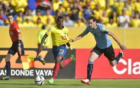 Ecuador (vàng) đã giành thắng lợi thuyết phục trước Uruguay (xanh)