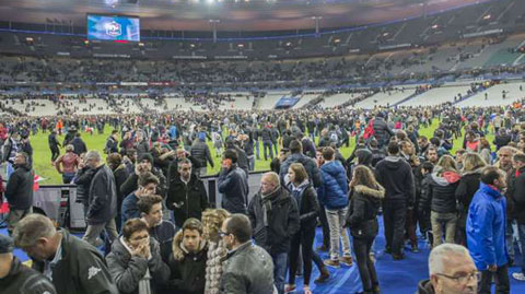 Các cổ động viên Pháp ở lại sân sau trận đấu để đảm bảo an toàn