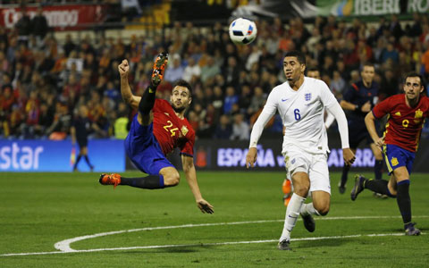 Mario Suarez có pha làm bàn để đời vào lưới đội tuyển Anh