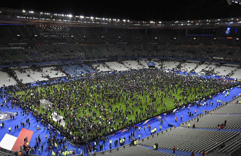 Các CĐV lẫn cầu thủ hai đội được giữ lại sân Stade de France sau trận