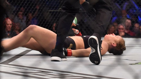 Chuỗi trận bất bại của Ronda Rousey dừng lại ở con số 12