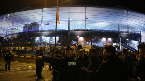 An ninh sân ngăn 3 kẻ đánh bom biến Stade de France thành bể máu