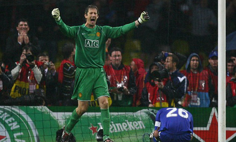 Van der Sar ăn mừng sau khi giành chức vô địch Champions League cùng M.U