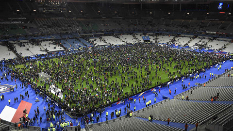 Sân Stade de France náo loạn giữa cuộc khủng bố