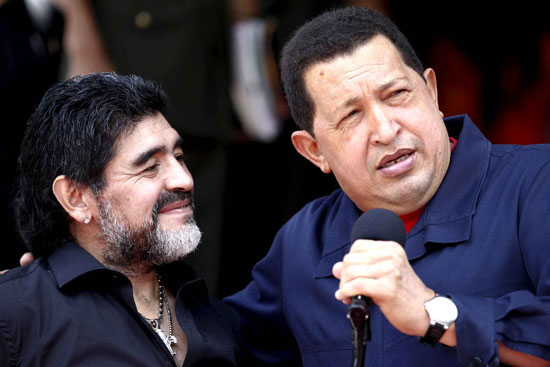 Cố tổng thống Venezuela, Hugo Chavez là bạn của Maradona, là một người đam mê bóng đá và bóng chày