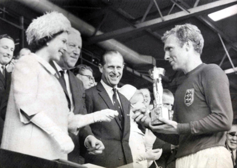 Nữ hoàng Anh Elizabeth II trao cúp vàng cho ĐT Anh tại World Cup 1966. Bà cũng là CĐV trung thành của Arsenal