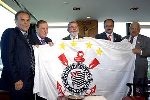 Cựu tống thống Brazil Luiz Inácio Lula da Silva (giữa) là fan của CLB Corinthians