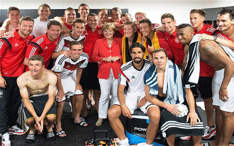 Bà Merkel luôn sát cánh cùng ĐT Đức tại các giải đấu quốc tế