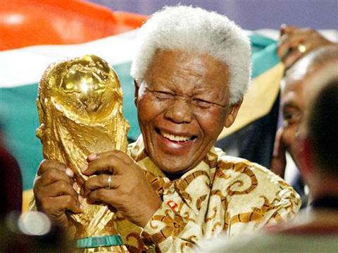 Cố tổng thống Nam Phi, Nelson Mandela - người góp công lớn mang World Cup lần đầu tiên tới châu Phi năm 2010