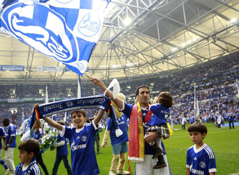 Ngoài ra, trong hai năm chơi bóng tại Veltins-Arena, Raul và các đồng đội đã giành được Cúp QG Đức và Siêu cúp Đức. Vì vậy, để vinh danh chân sút huyền thoại người Tây Ban Nha, Schalke đã quyết định treo vĩnh viễn chiếc áo số 7.