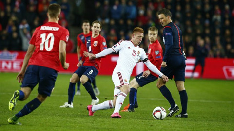 Ở trận play-off lượt đi tại Oslo, Hungary (trắng) đã bất ngờ dành thắng lợi 1-0 trước Na Uy (đỏ)