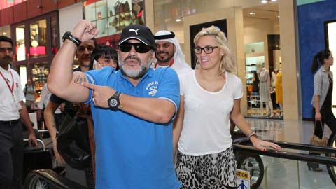 Maradona hoãn cưới để… cắt dạ dày