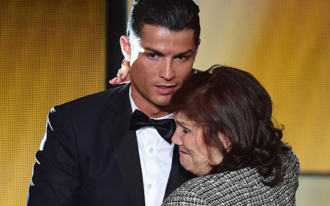 Bà Dolores luôn dõi theo từng bước đi của Ronaldo