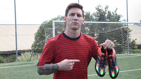 Messi đi giày thửa riêng ở Siêu kinh điển
