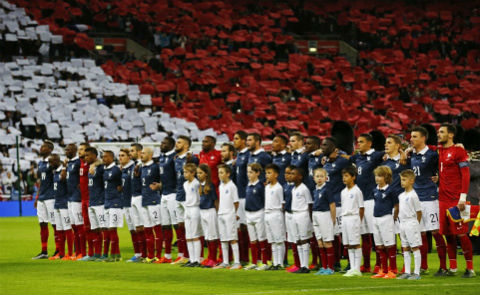 Khác với những trận đấu thông thường, quốc ca của Pháp lần này được cử hành với đầy đủ 23 cầu thủ có mặt trong danh sách đăng ký