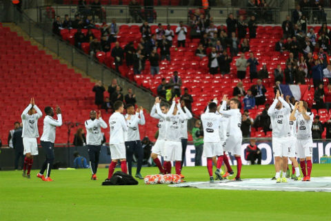 Bên trong sân, các cầu thủ Pháp cũng nhận được sự chào đón nồng ấm ngay từ khi khởi động