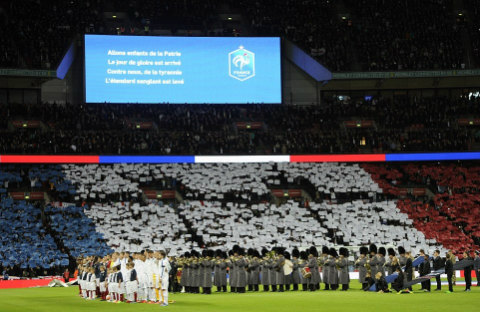 Khán đài Wembley được phủ bởi 3 màu xanh - đỏ - trắng, màu cờ của Pháp