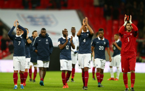 Các cầu thủ Pháp một lần nữa tri ân sự đồng cảm và chia sẻ của các CĐV khi trận đấu kết thúc
