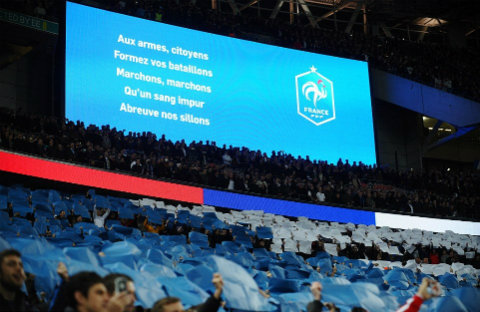 Lời của quốc ca Pháp, La Marseillaise, được chiếu lên màn hình lớn để các CĐV cùng hòa với cầu thủ