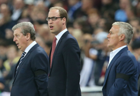 Dưới sân, HLV Roy Hodgson (trái), hoàng tử Williams (giữa) sát cánh cùng HLV Didier Deschamps (phải) hát quốc ca Pháp