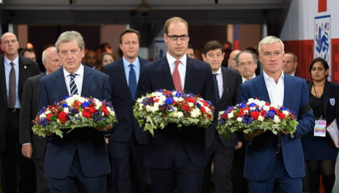 Cả 3 tiến vào đặt vòng hoa tưởng niệm các nạn nhân xấu số vụ tấn công khủng bố hôm vừa rồi tại Paris