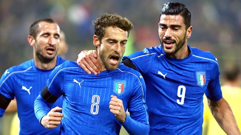 Italia đánh rơi chiến thắng, BĐN thị uy sức mạnh