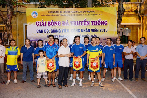 PGS.TS Nguyễn Thanh Hà trao Cup cho Đội Vô địch