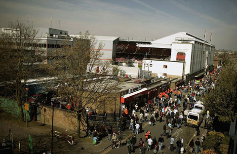 Cổ động viên Arsenal quanh sân vận động Highbury trong trận derby cuổi cùng với Tottenham ở sân này tháng 3 năm 2006