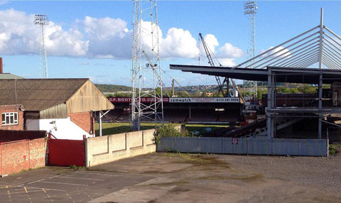 Rotherham phải chuyển khỏi sân Millmoor năm 2008 do tranh cãi về quyền sở hữu. CLB sau đó buộc phải chuyển tới thi đấu ở sân Don Valley ở Sheffield.