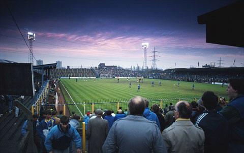 Hình ảnh một trận đấu diễn ra trên sân Plough Lane của Wimbledon năm 1987. Trận đấu đầu tiên trên sân Plough Lane là cuộc đón tiếp Carshalton Athletic năm 1912.