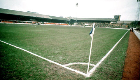 The Den, hay còn được biết đến với tên The Old Den, được mở cửa năm 1910 và là sân nhà của Millwall trong vòng 83 năm.