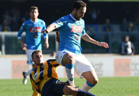 Higuain giúp Napoli vươn lên ngôi đầu