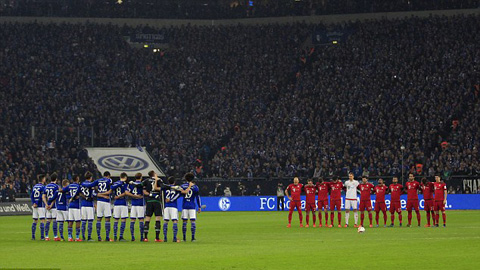 Phút tưởng niệm ở trận đấu giữa Schalke và Bayern tại Bundesliga