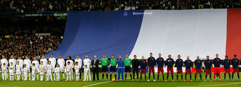 Cầu thủ 2 đội dành 1 phút tưởng niệm các nạn nhân vụ khủng bố tại Paris