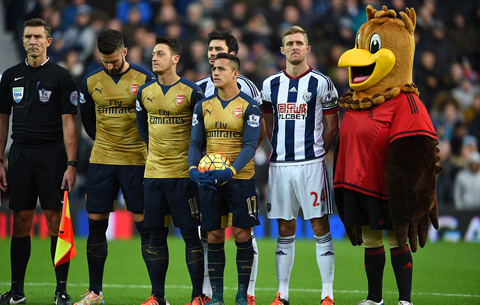 Các cầu thủ West Brom và Arsenal tưởng niệm nạn nhân xấu số