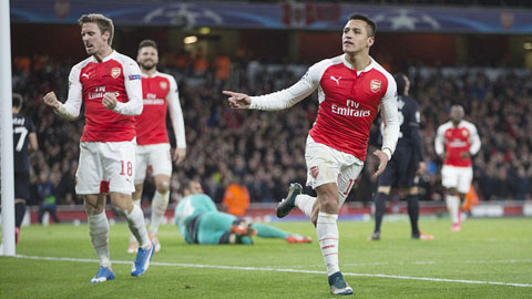 Sanchez thăng hoa, Arsenal sáng lại hy vọng vượt qua vòng bảng