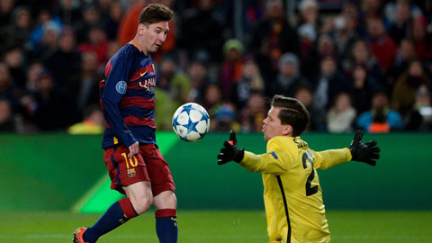 Messi lốp bóng tinh tế qua đầu thủ môn Szczesny