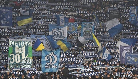 Dinamo Kiev bị phạt nặng vì hành vi phân biệt chủng tộc từ NHM đội bóng