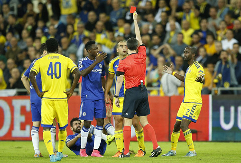 Chiếc thẻ đỏ của Ben Haim đã khiến Maccabi Tel Aviv thua đậm trên sân nhà