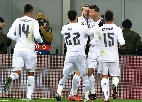Ronaldo cùng đồng đội vui vẻ ăn mừng bàn thắng mở tỷ số trong trận đấu với Shakhtar